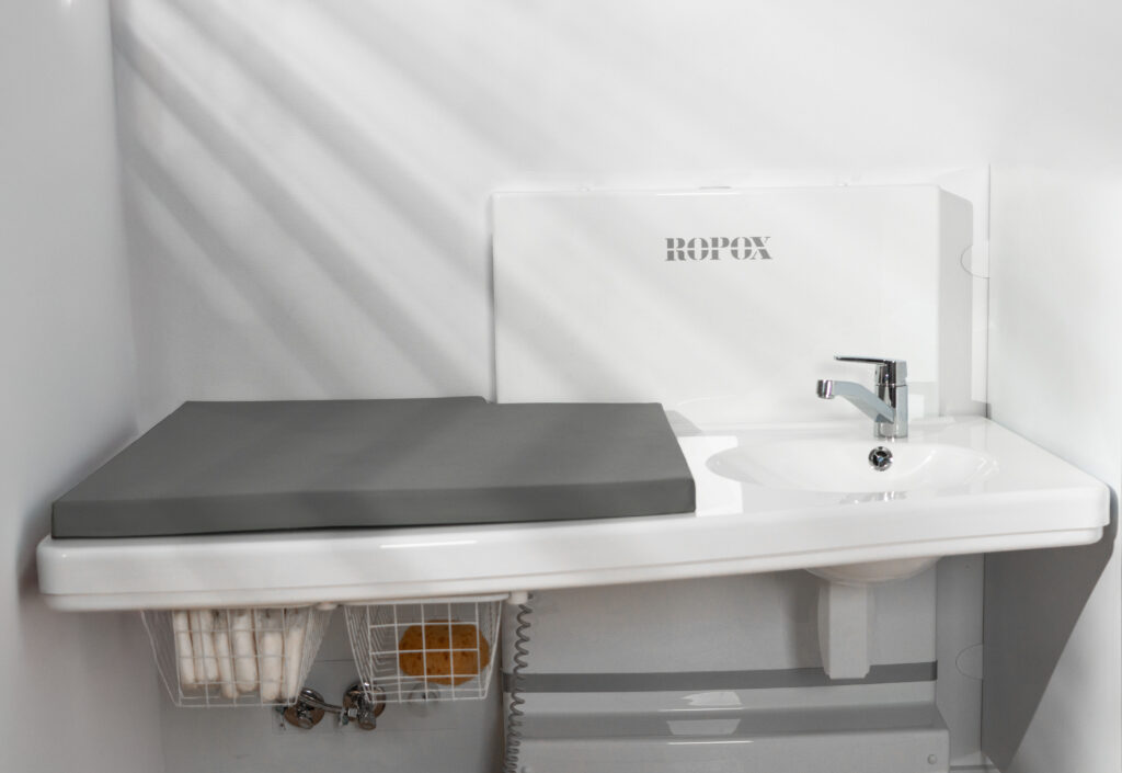 Maxi2 daycare changing table