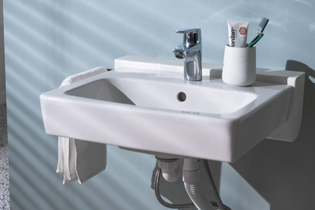QuickLine accessible washbasin with release lever