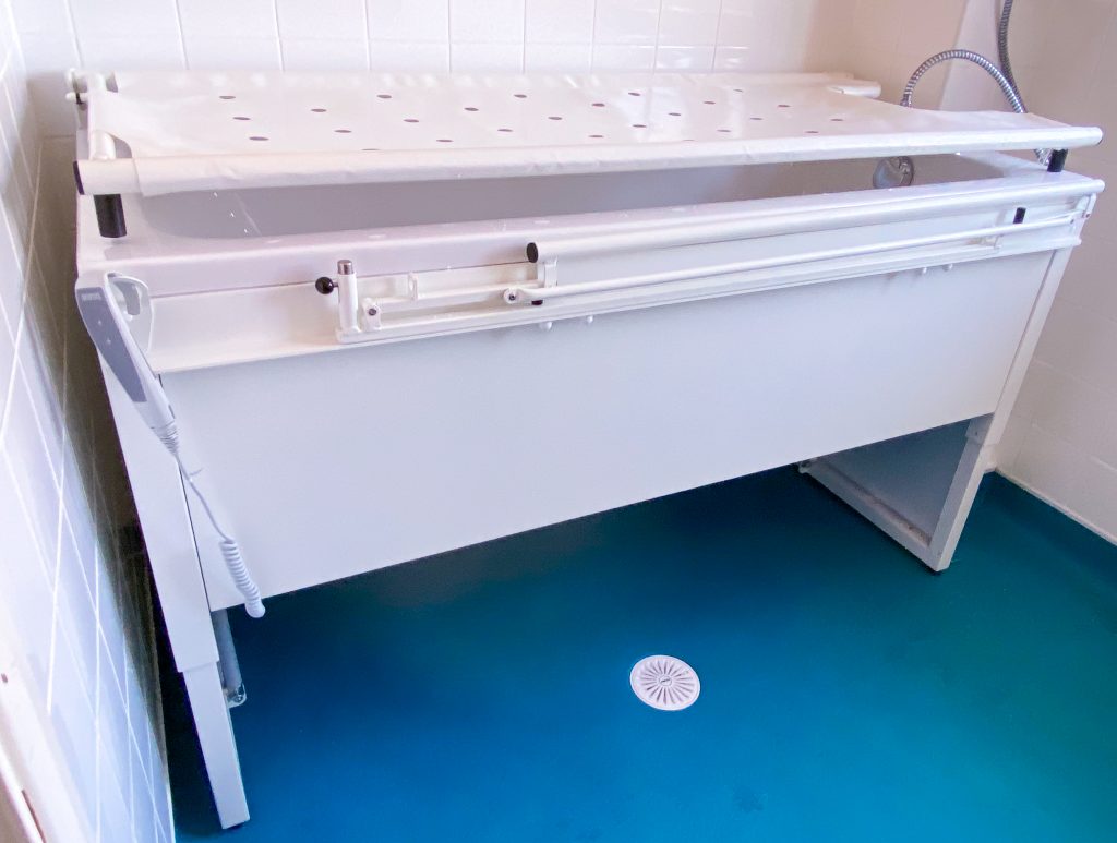 AquaCare accessible bathtub